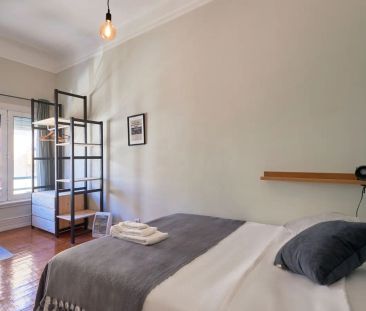 Room in a shared 6-bedroom apartment for rent in Lisbon. - Foto 2