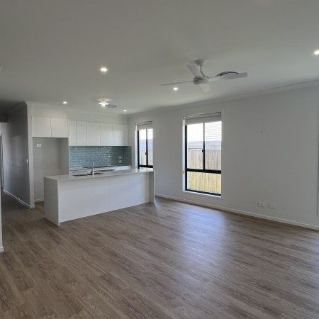 Brand New large 4 Bedroom House in The Village, Jimboomba. - Photo 1