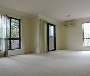 2 bedroom Townhouse - Perfect Position - Photo 2