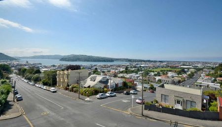 Spacious & Furnished 4-Bedroom Flat - Stunning Views! - Photo 3