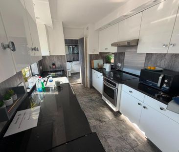 3 bedroom flat to rent - Photo 3