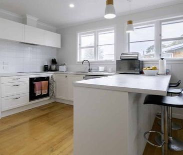 Sunny & Spacious Family Home Opposite Greenbelt in Leamington - Photo 1