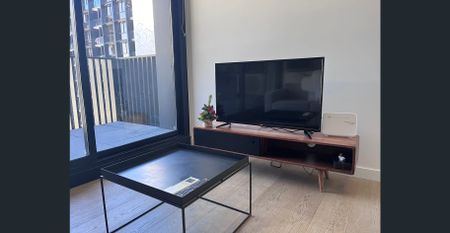 Stylish One-Bedroom Apartment for Rent in Prime Southbank Location - Photo 2