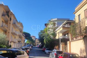 Monteverde Vecchio-Terrace: Furnished 2 Bedroom, 2 Bath, spacious kitchen, living, large private terrace and garden. Bright, silent, near shops, services and transport, located on a quite street in a well kept building. Possible parking. Ref 2375