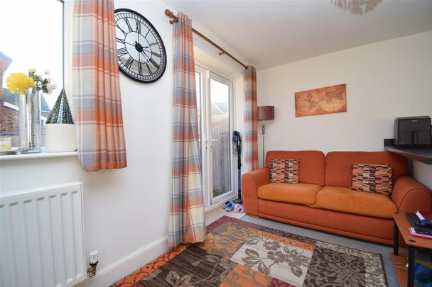 The Fouracres, Wakefield - Photo 1