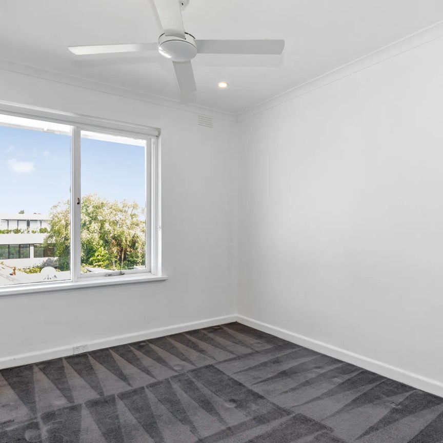 Spacious Top Floor Apartment! - Photo 1