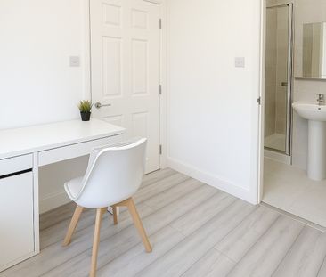 Room in a Shared House, Station Road, KT2 - Photo 3