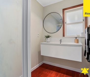 Stylish Family Home in Sought-After New Lynn - Photo 4