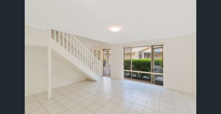 Renovated Townhouse in a Quiet complex - Photo 2