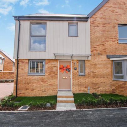 Brand new three bedroom house in the Berwick Green Development with solar panels! - Photo 1