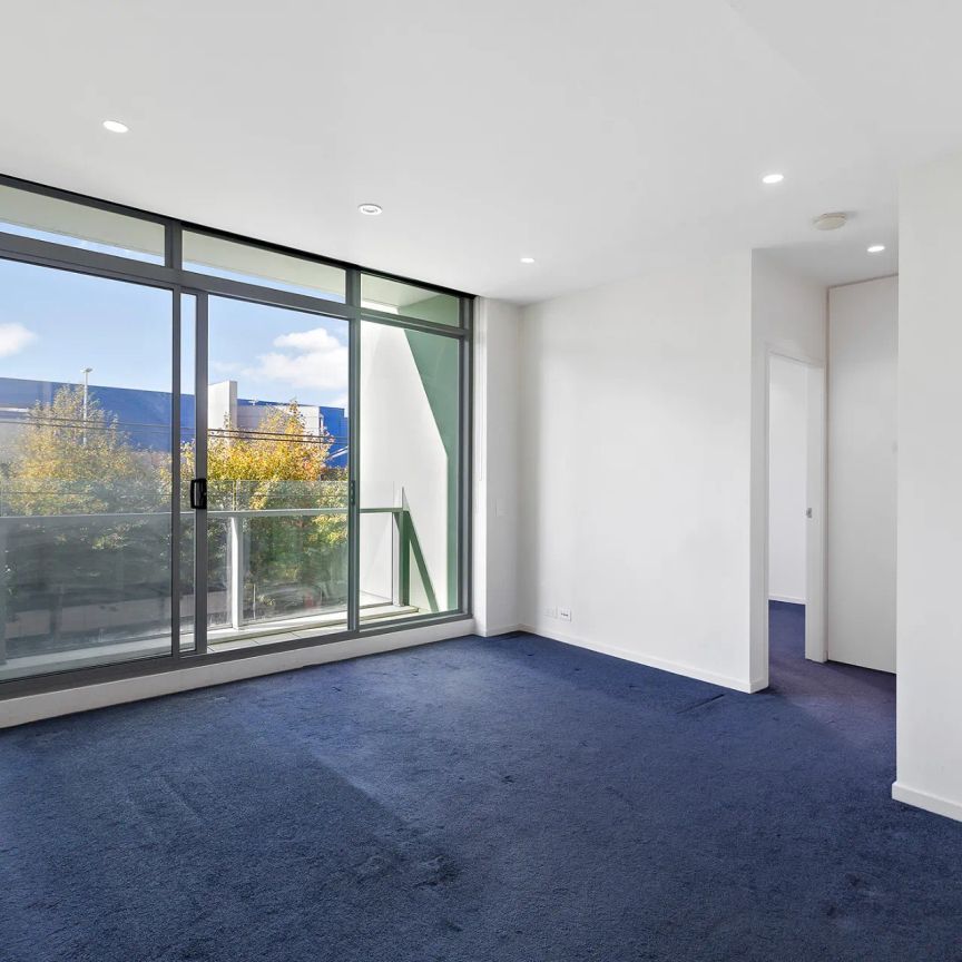 Bright & Modern One-Bedroom Apartment with Balcony in the Heart of Richmond - Photo 1