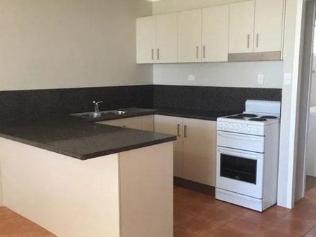 NEAT AND LOW MAINTENACE 2 BEDROOM UNIT IN CONVENIENT LOCATION! - Photo 4