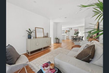 Fully renovated townhouse - 5 mins walk to the beach - Photo 2