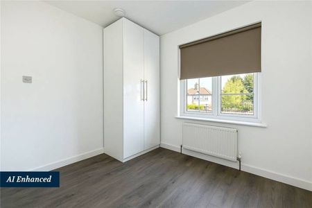 4 Bedroom, 2 bath, 1 reception Flat - Photo 2