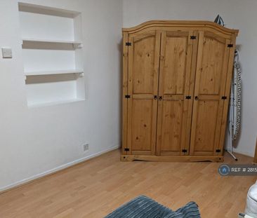1 bedroom in a flat share to rent - Photo 6