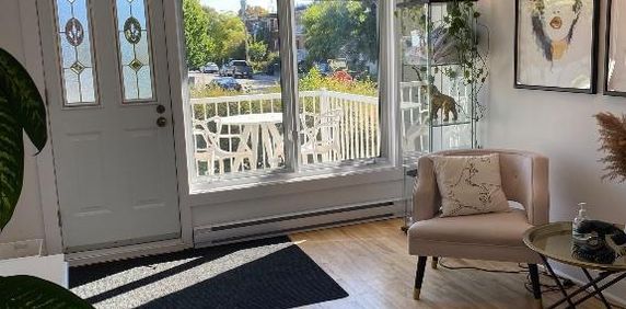 Grand 4 1/2 très lumineux ***chauffé éclairé inclus*** - Photo 2