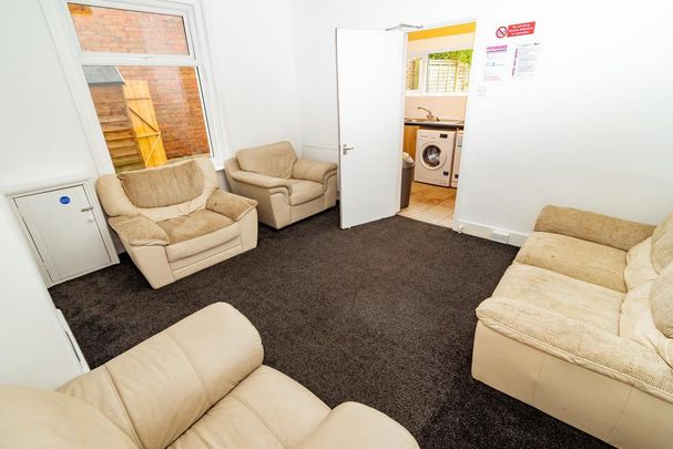 6 bedroom semi-detached house to rent - Photo 1