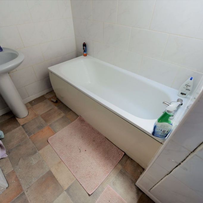 6 bedroom House in Moor Park Drive, Leeds - Photo 1