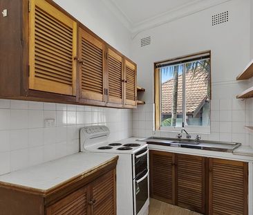 Large Spacious Light and Bright One Bedroom & Sunroom - Photo 3