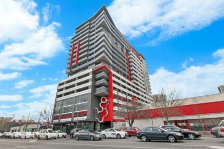 GREAT LOCATION WITH STYLISH, MODERN 2 BEDROOMS APARTMENT IN EXCEPTIONAL LIFESTYLE - Photo 4