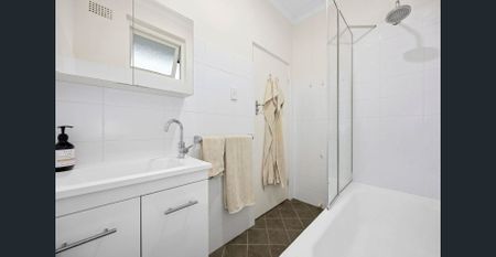 Freshwater Gem, Light-Filled Apartment in a Premium Village Location - Photo 4