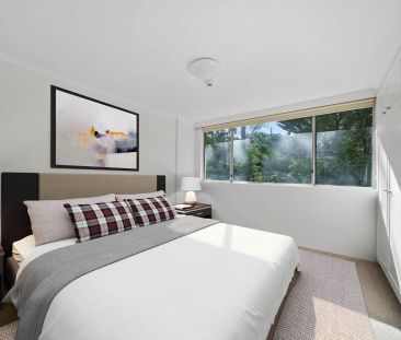 Spacious Two Bedroom Apartment With Lock-Up Garage - Photo 3