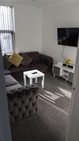 3 bedroom flat to rent - Photo 5