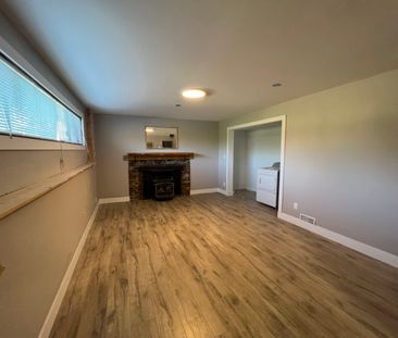 5 Bedroom House Near Terry Fox Elementary! - Photo 2