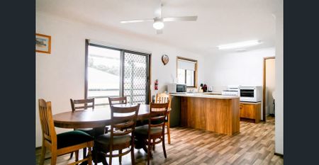 Fully Furnished 3 Bedroom Home - Photo 5