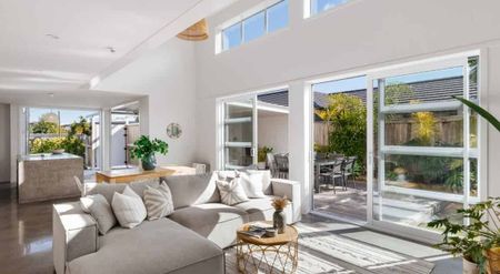 Spacious Family Home - Photo 4