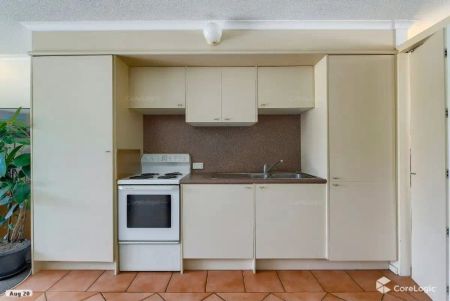“Studio Apartment in Highgate Hill” - Photo 5