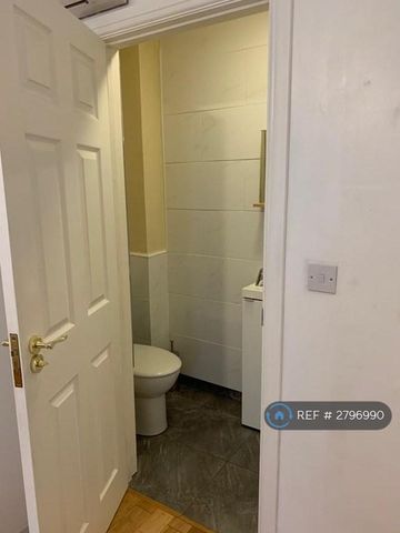 1 bedroom in a house share to rent - Photo 5