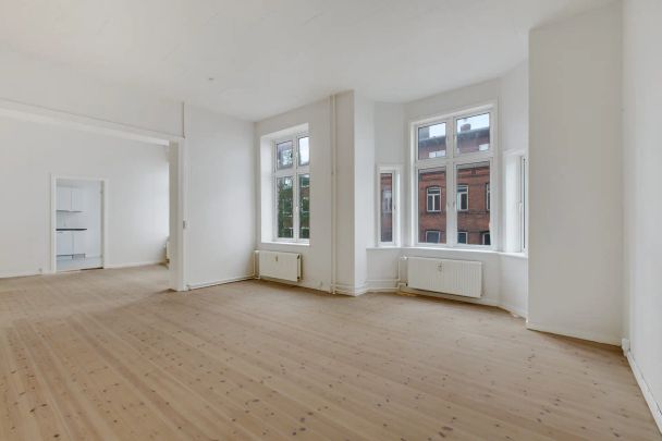 Lækker lejlighed med stuklofter og nyt køkken - Foto 1