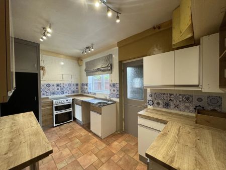 3 Bedroom Terraced - Photo 4