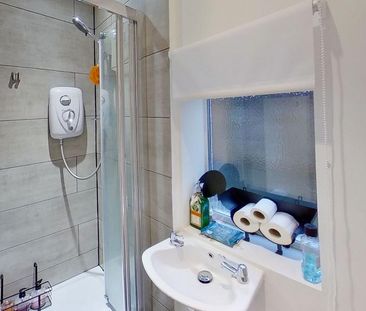 5 bedroom semi-detached house to rent - Photo 2