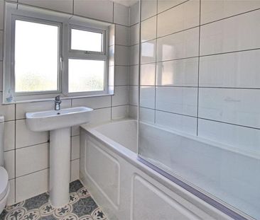 Coniston Road, Old Woking - 3 bedrooms Property for lettings - Seym... - Photo 2