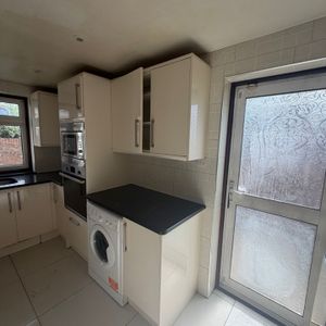 Room in a Shared Flat, North Circular Road, NW2 - Photo 2