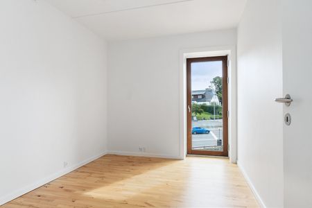 Skøn lejlighed med stor, privat altan med halvtag - Foto 3