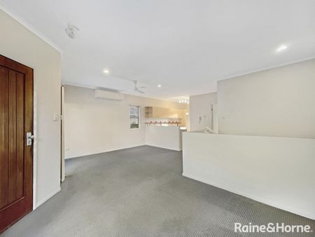 Large Unfurnished Townhouse in Heart of Taringa - Photo 4