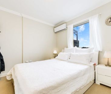 Spacious 3 Bedroom Apartment In Exceptional Location - Photo 2