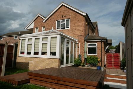 Yew Avenue, West Drayton, UB7 8QD - Photo 2