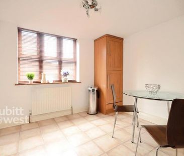 2 bedroom maisonette to rent - Photo 2