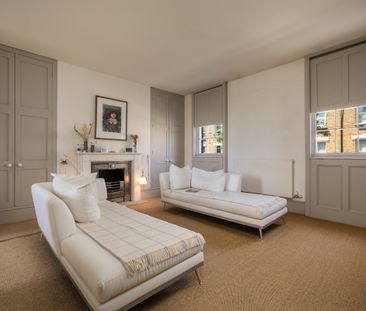 A Four-Bedroom Townhouse in Wimbledon Village - Photo 1