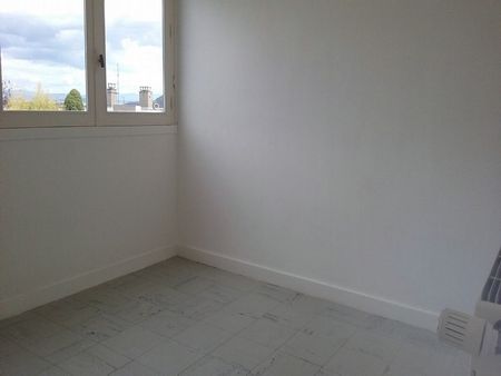 F2 MEUBLE - SECTEUR LYCEES ET GARE - Photo 3
