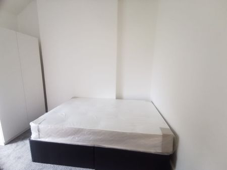 2 Bed Flat, Wokingham Road, RG6 - Photo 2