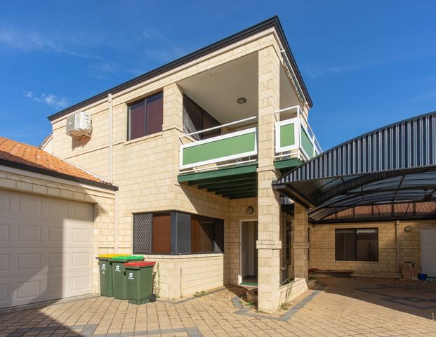 3x2x2 FAMILY HOME WITH MULTIPLE LIVING SPACES - Photo 1