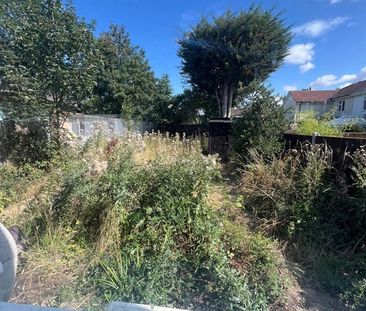 4 Bed End Terrace, Princes Road, IG6 - Photo 3