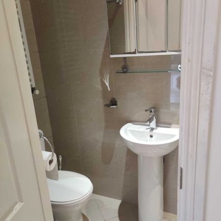 Price £950 pcm - Available 27/11/2025 - Furnished - Photo 4