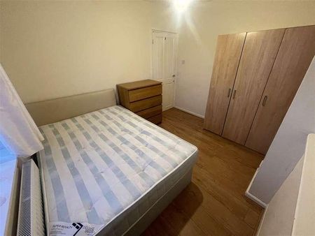 Bedroom House With Garden And Own Driveway - Edgware, HA8 - Photo 4