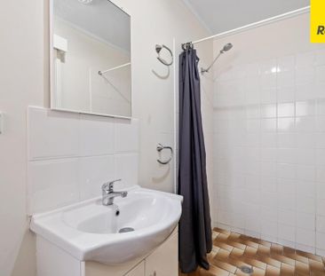 Classic Lyons Family Home - Close to Woden - Photo 6